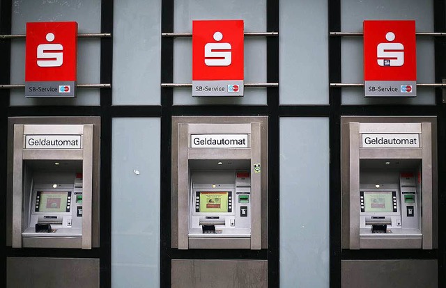 An den Automaten der Sparkasse knnen Kunden wieder Geld abheben.  | Foto: dpa