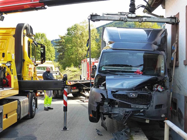 Direkt an der Hauswand und ber der Ke... Fahrt dieses polnischen Kleinlasters.  | Foto: Roland Gutjahr