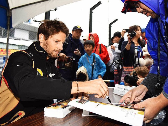 Autogrammstunde unter einem provisoris...-Fahrer Romain Grosjean aus Frankreich  | Foto: AFP