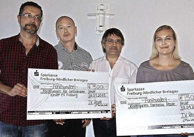 Je 500 Euro spendete der Reuter Turnve...henbach, Claus Geppert und Elke Stork.  | Foto: Pia Grttinger