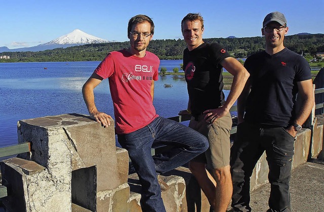 Drei Hartheimer in Chile: (von links) ... Im Hintergrund der Vulkan Villarica.   | Foto: privat