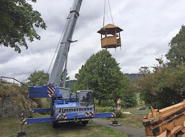 Mittels eines starken Autokrans wurde ...punkt auf dem Scheibenfelsen gehoben.   | Foto: Gemeinde Schluchsee