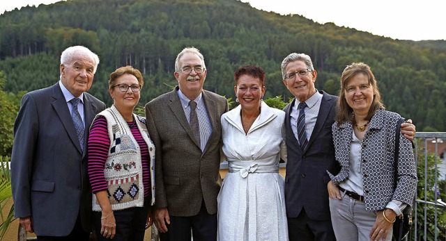 Erinnerungsfoto vor dem Seelbacher Wal...fgang Brucker und Ehefrau Elke Oberg.   | Foto: christoph breithaupt