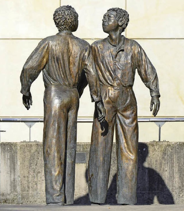 &#8222;Begegnung im Kreis&#8220; heit die Skulptur vor dem Landratsamt.  | Foto: Ingo Schneider