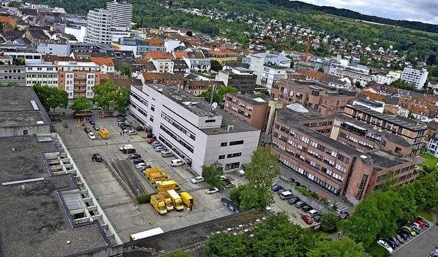 Weil das Telekomgebude (Mitte) nicht ...m-Parkplatz vorgesehen (unten rechts).  | Foto: Nikolaus Trenz