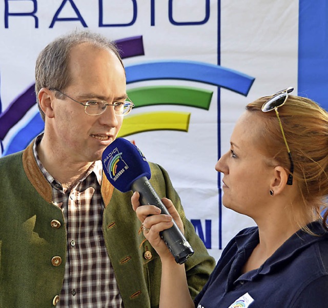 Brgermeister Renkert mit Moderatortin Sara Baas.   | Foto: Senf