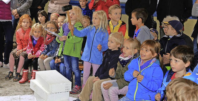 Die Kindergartenkinder hatten beim Richtfest sichtlich Spa.  | Foto: Sandra DEcoux-Kone