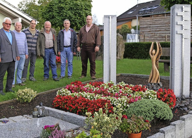 Das Bauteam auf dem Wiechser Friedhof:...nster der Friedhofskapelle herstellt.   | Foto: Hans-Jrgen Hege