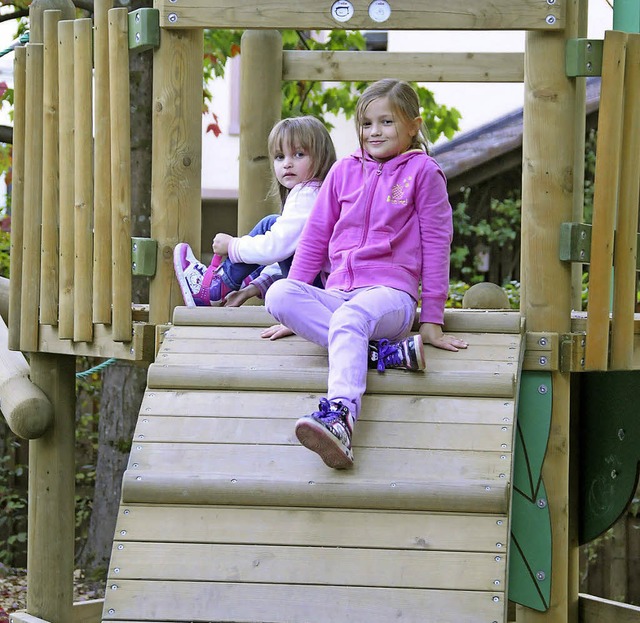 Freude haben Kinder wie auch Eltern am neugestalteten Spielplatz im Stadtpark.   | Foto: Robert Bergmann