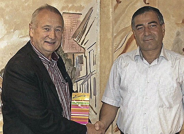 Wilhelm Rinklin (links) gratuliert Mehmet Akcay.   | Foto: David