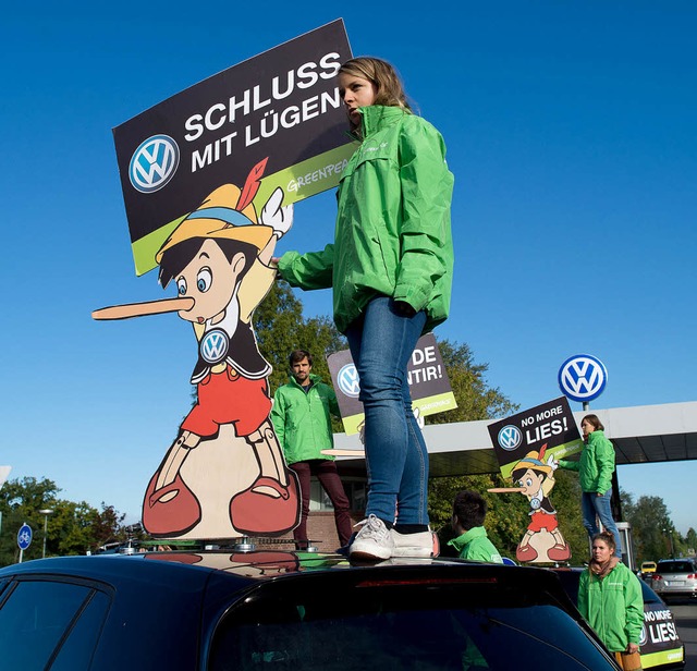 Greenpeace-Aktivisten protestieren vor den Toren von VW in Wolfsburg.  | Foto: AFP