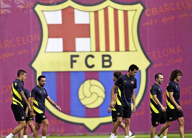 Die Kicker des FC Barcelona vor einem ...mblem &#8211; aufgenommen im Jahr 2014  | Foto: dpa