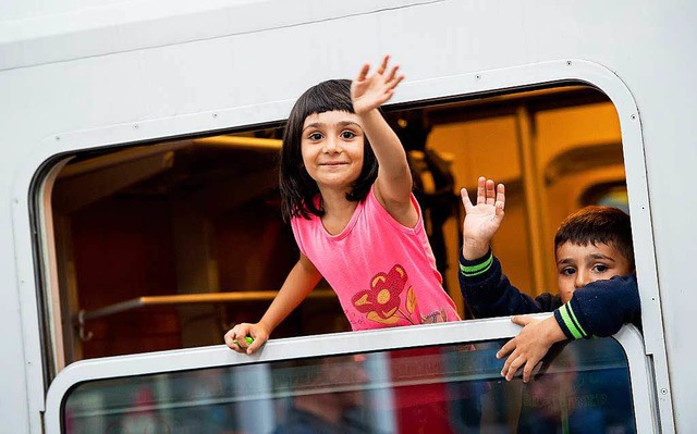 Deutschland 2015:   Flchtlingskinder ...m Mnchner Bahnhof den Fotografen zu.   | Foto: dpa/akg