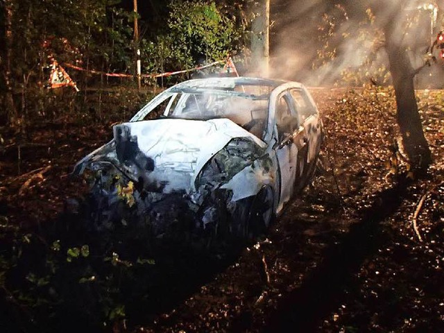 Das Unfallfahrzeug ist komplett ausgebrannt.  | Foto: dpa