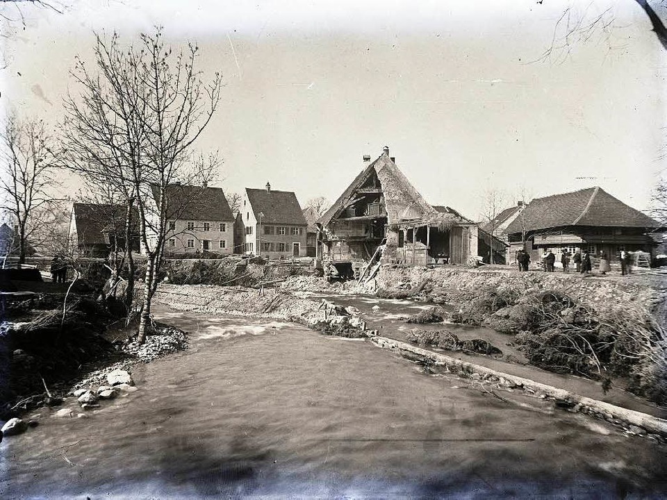 Blick auf das Anwesen Birkenmeier, lin...kennbar, ganz links die Dreisambrücke.  | Foto: Archiv/Jahnke