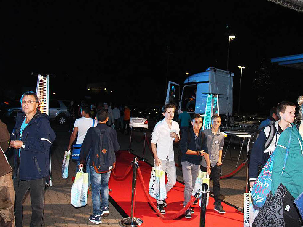 Als es Nacht wurde strömten die rund 400 Schüler, Auszubildendenteams und so mancher Chef zur Werkstattparty im Autohaus Schmolck. Als es Nacht wurde strömten die rund 400 Schüler, Auszubildendenteams und so mancher Chef zur Werkstattparty im Autohaus Schmolck.