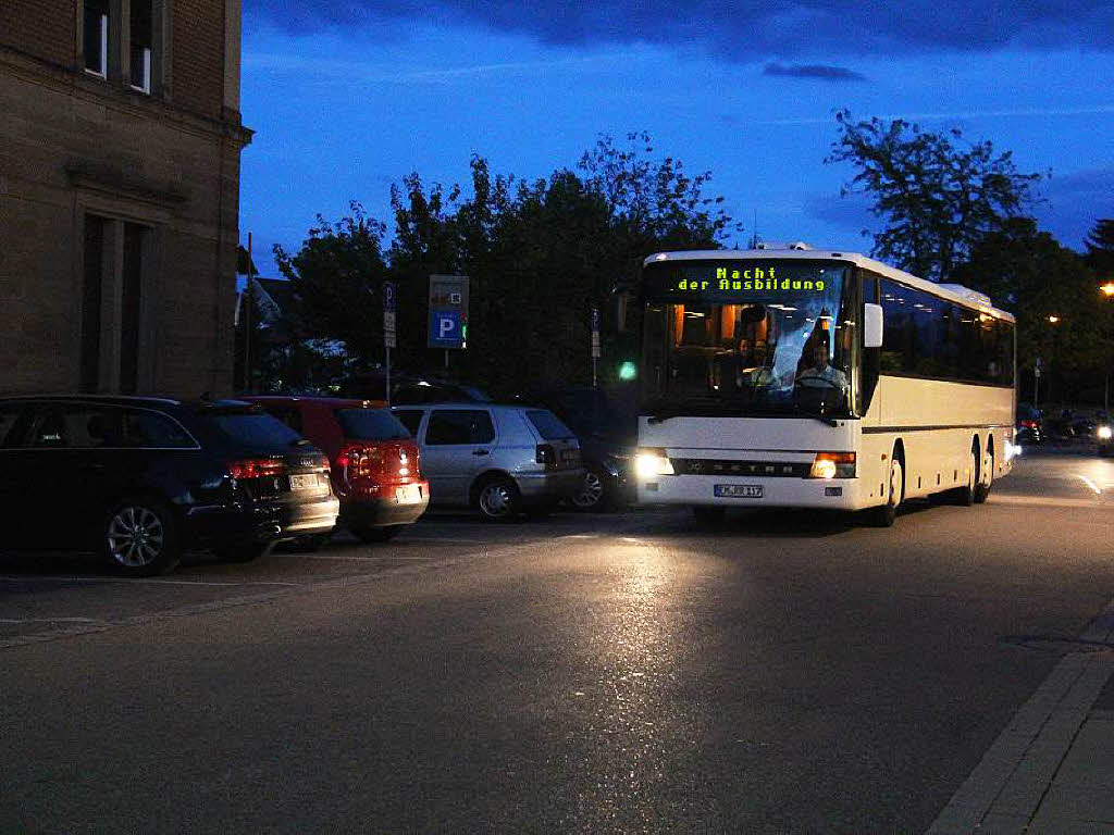 Drei Busse fuhren im 15-Minuten-Takt die Runde zu den 18 teilnehmenden Betrieben in der Stadt. Drei Busse fuhren im 15-Minuten-Takt die Runde zu den 18 teilnehmenden Betrieben in der Stadt.