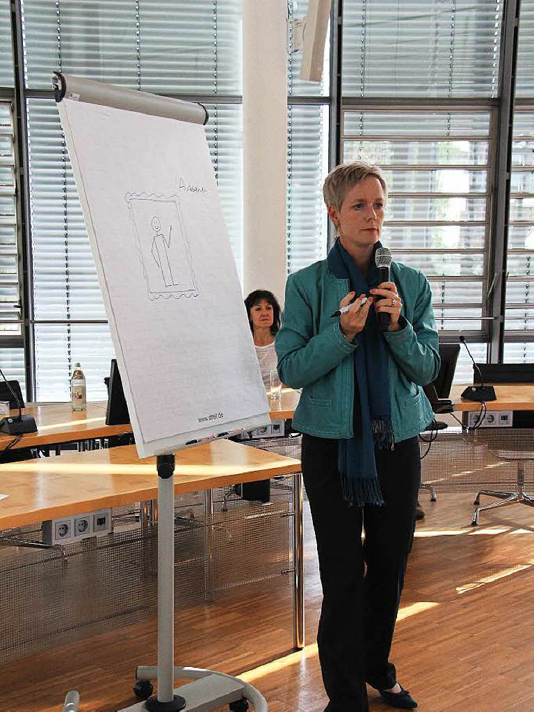 Dörthe Fiwek macht Manager fit in Sachen gutes Benehmen. Auch die rund 50 Bewerber für einen Ausbildungsplatz profitierten von ihren wertvollen Tipps. Dörthe Fiwek macht Manager fit in Sachen gutes Benehmen. Auch die rund 50 Bewerber für einen Ausbildungsplatz profitierten von ihren wertvollen Tipps.