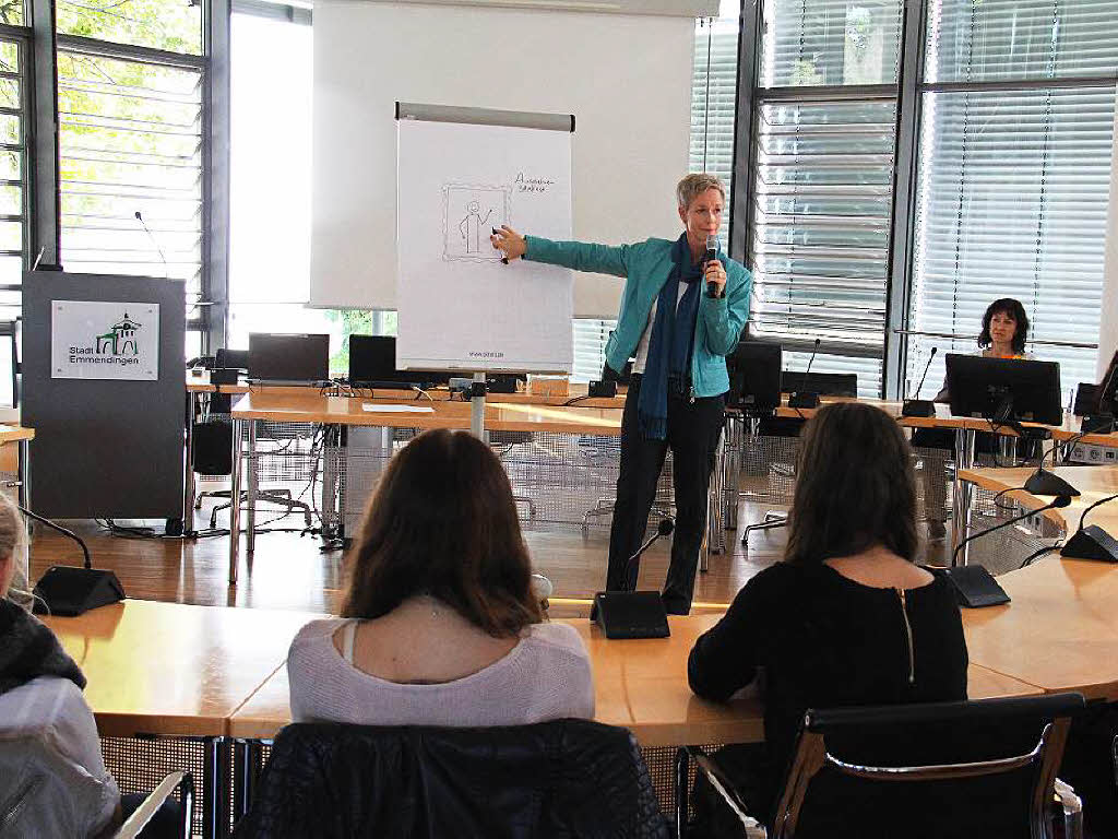 Dörthe Fiwek macht Manager fit in Sachen gutes Benehmen. Auch die rund 50 Bewerber für einen Ausbildungsplatz profitierten von ihren wertvollen Tipps. Dörthe Fiwek macht Manager fit in Sachen gutes Benehmen. Auch die rund 50 Bewerber für einen Ausbildungsplatz profitierten von ihren wertvollen Tipps.