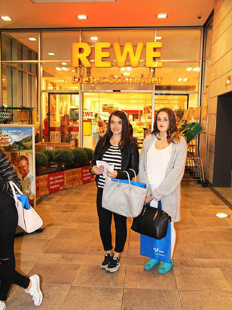 Beim Einkaufsmarkt Rewe wurden die Schüler von Auszubildenden und jungen Fachkräften begrüßt. Der Andrang der Interessierten war groß. Beim Einkaufsmarkt Rewe wurden die Schüler von Auszubildenden und jungen Fachkräften begrüßt. Der Andrang der Interessierten war groß.