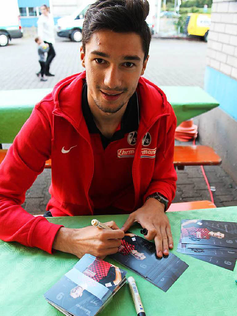 Bei der Gebudereinigung Zitzelsberger gab der SC Freiburg Spieler Tim Kleindienst eine Stunde lang Autogramme.