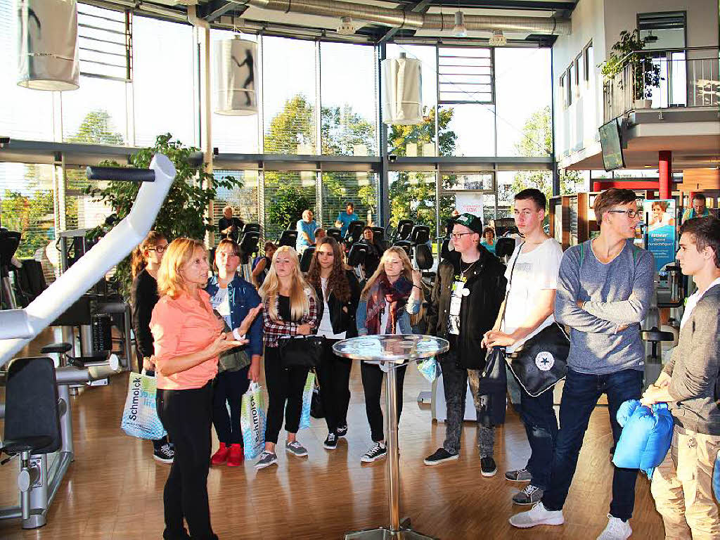 Inhaberin Regina Felger führte die Schüler persönlich durch das Fitnesstudio Injoy in der Freiburger Straße. Inhaberin Regina Felger führte die Schüler persönlich durch das Fitnesstudio Injoy in der Freiburger Straße.