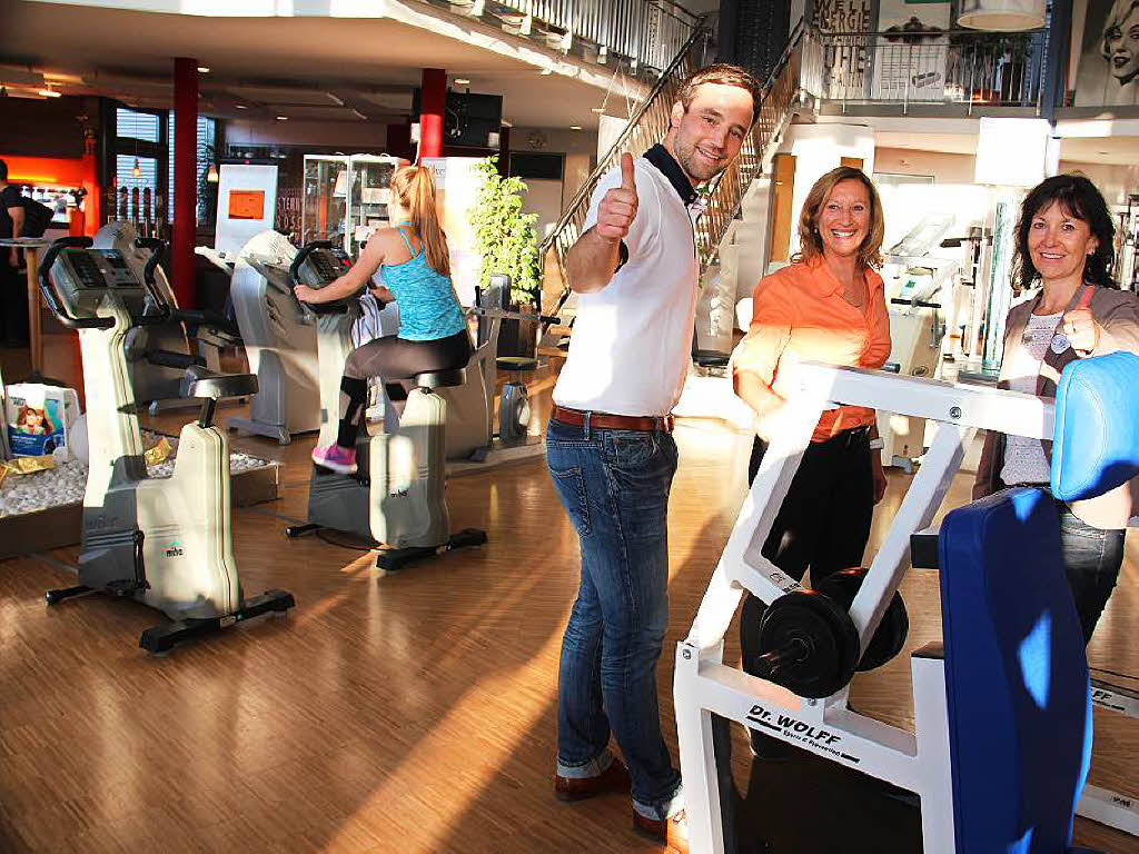 Die Organisatoren Petra Mrder (rechts) und Michael Gleichauf (links) bei ihrem Rundgang bei Inhaberin Regina Felger vom Fitnesstudio Injoy.