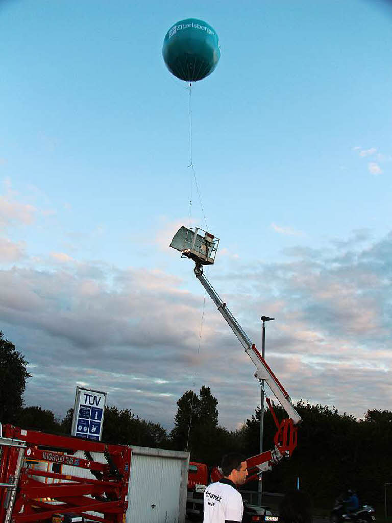 Der groe Ballon signalisierte, dass auch die Gebudereinigung Zitzelsberger sich bei der Nacht der Ausbildung engagierte.