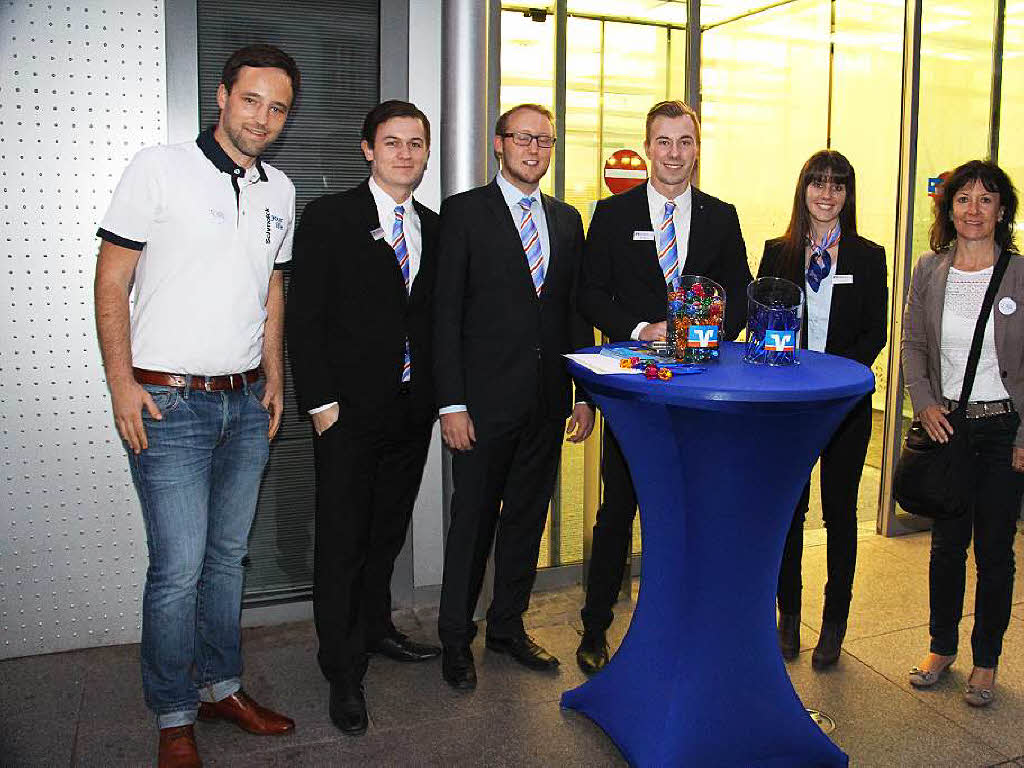 Bei der Volksbank konnten sich die Schüler über die Ausbildungsmöglichkeiten und den Alltag eines Bankers aus erster Hand informieren. Bei ihrem Rundgang besuchten die Organisatoren der Veranstaltung, Wirtschaftsförderin Petra Mörder (rechts) und Michael Gleichauf (links) vom Autohaus Schmolck, die Volksbank. Bei der Volksbank konnten sich die Schüler über die Ausbildungsmöglichkeiten und den Alltag eines Bankers aus erster Hand informieren. Bei ihrem Rundgang besuchten die Organisatoren der Veranstaltung, Wirtschaftsförderin Petra Mörder (rechts) und Michael Gleichauf (links) vom Autohaus Schmolck, die Volksbank.