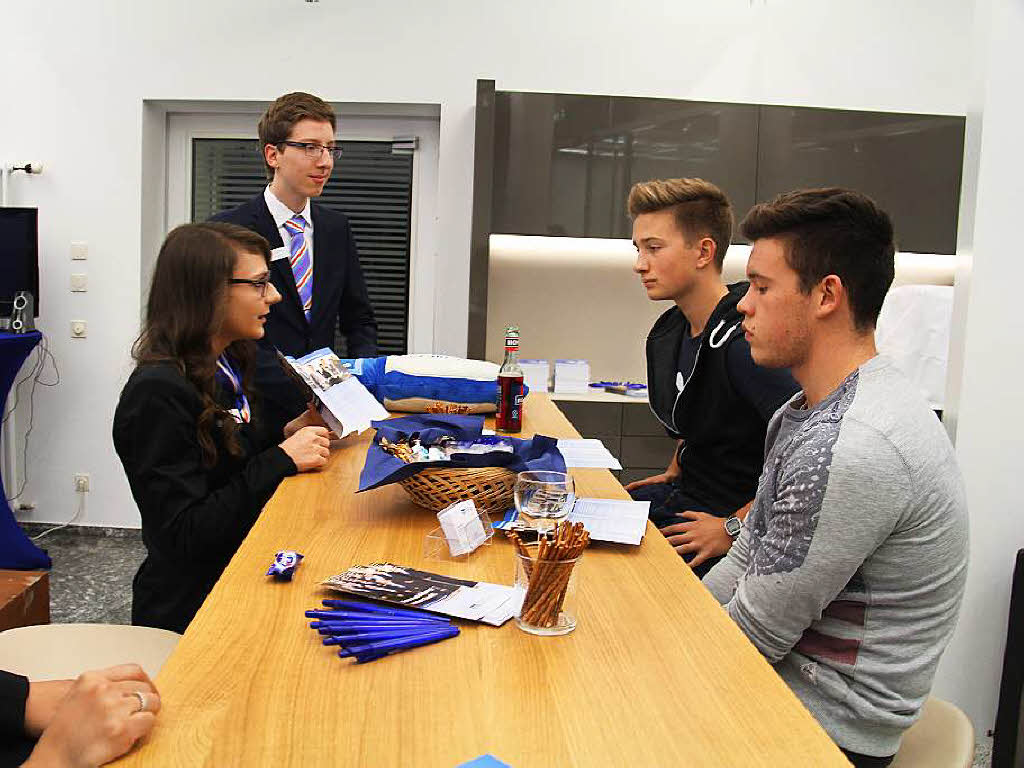 Bei der Volksbank konnten sich die Schüler über die Ausbildungsmöglichkeiten und den Alltag eines Bankers aus erster Hand informieren. Bei der Volksbank konnten sich die Schüler über die Ausbildungsmöglichkeiten und den Alltag eines Bankers aus erster Hand informieren.