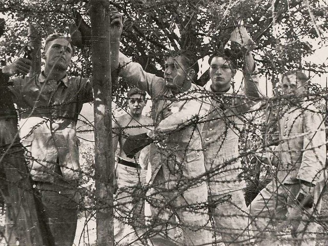 Der mit Stacheldraht gesicherte  Zaun ...r des Reichsarbeitsdienstes errichtet.  | Foto: Dokumentationsstelle der Gemeind