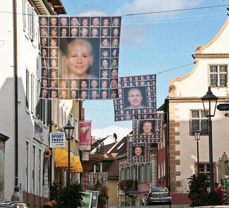 Seit Mittwoch hngen in der Innenstadt...ler Wolf Nkole Helzle entstanden sind.  | Foto: Ruth Seitz