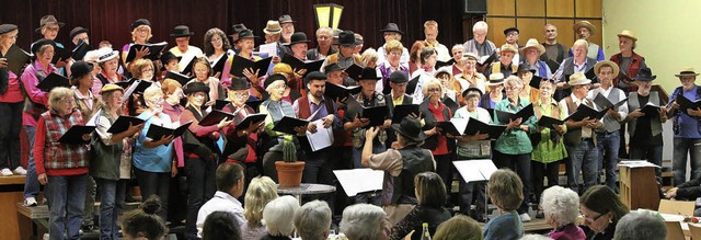 Sangeskunst berwindet Sprach-Grenzen:... in der Festhalle restlos begeistert.   | Foto: Hans-Jrgen Hege