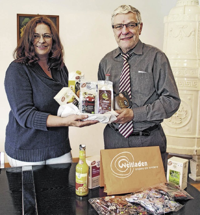 Ulrike Bruer-Higel und Anton Knapp stellen einen fairen Produktkorb zusammen.   | Foto: Privat