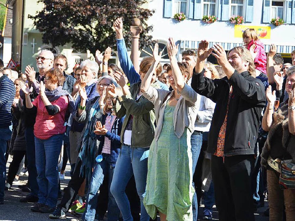 In vorderster Reihe  auf dem  Rathausplatz jubelt die Familie Schlumberger.  | Foto: Sigrid Umiger