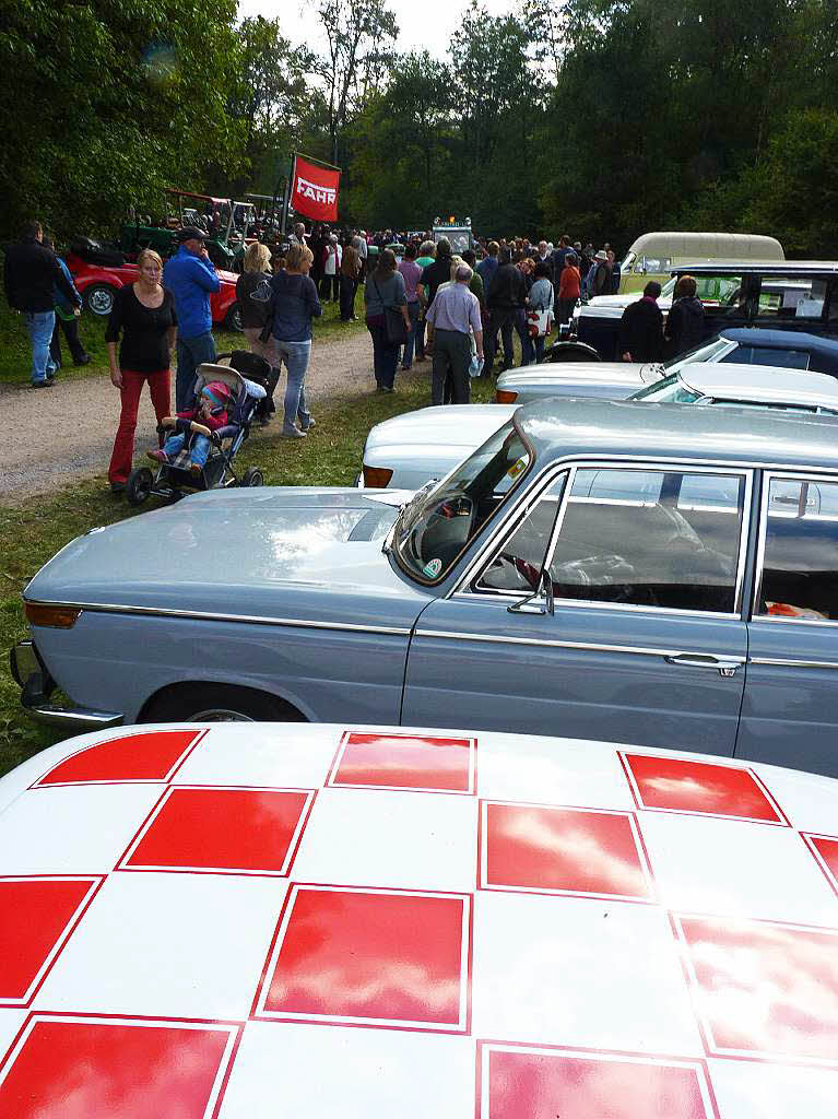 Glanzstcke und Volksfeststimmung: 293 registrierte Autos, Motorrder und Traktoren waren nach Hasel gekommen.