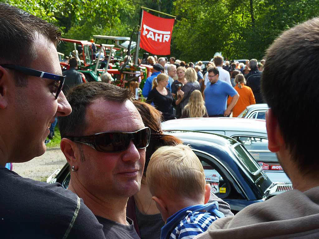 Glanzstcke und Volksfeststimmung: 293 registrierte Autos, Motorrder und Traktoren waren nach Hasel gekommen.