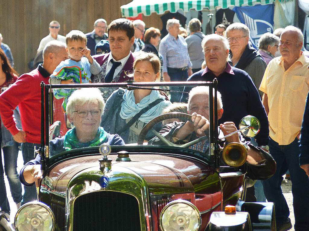 Glanzstcke und Volksfeststimmung: 293 registrierte Autos, Motorrder und Traktoren waren nach Hasel gekommen.