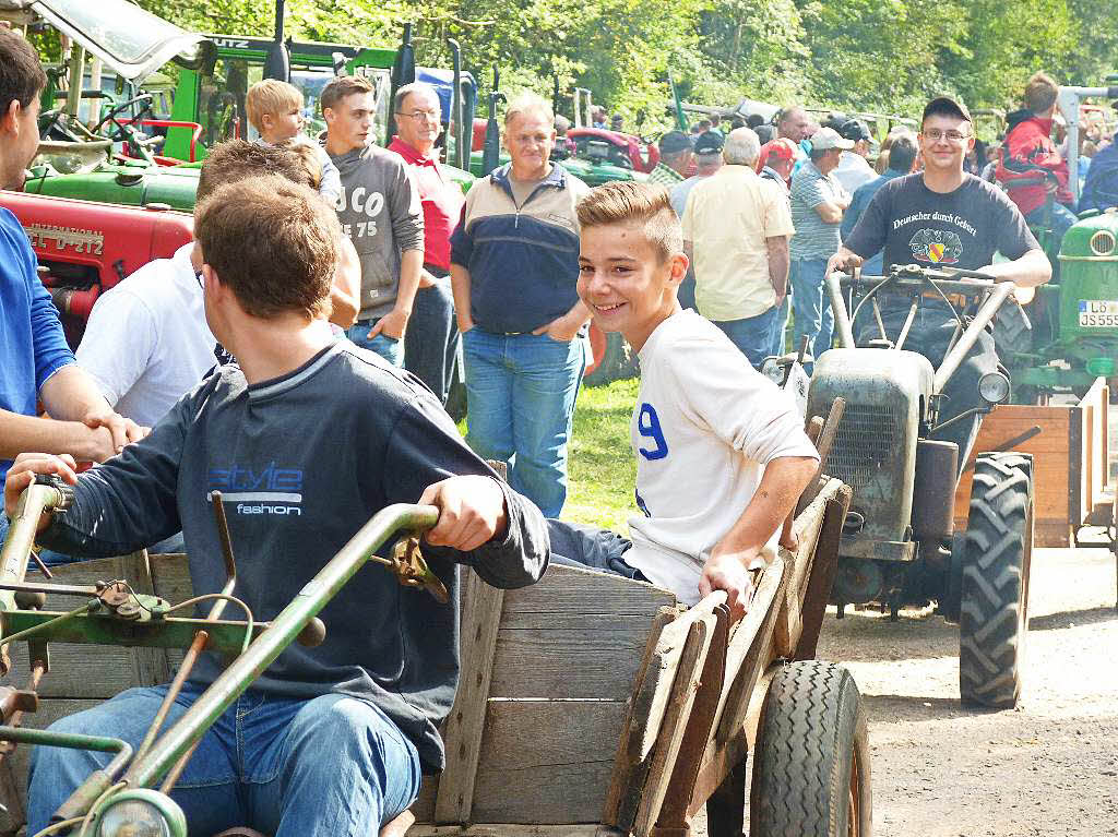 Glanzstcke und Volksfeststimmung: 293 registrierte Autos, Motorrder und Traktoren waren nach Hasel gekommen.