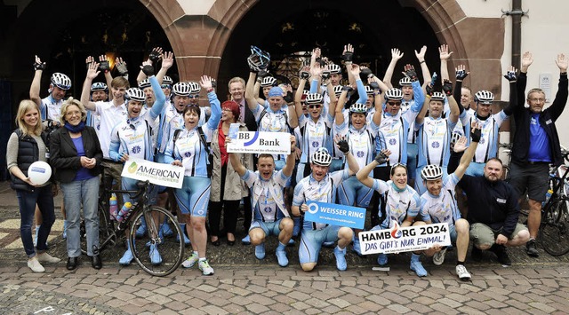 Zwischenstopp und Fototermin in Freibu...olizisten werben fr den Weien Ring.   | Foto: Thomas Kunz