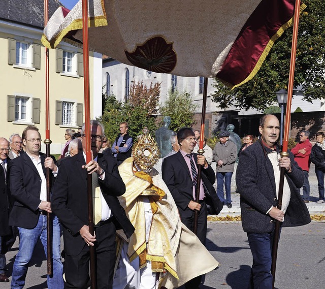 Mit einem Festgottesdienst und einer P... Kirchengemeinde ihren Kirchenpatron.   | Foto: Stella Hiener