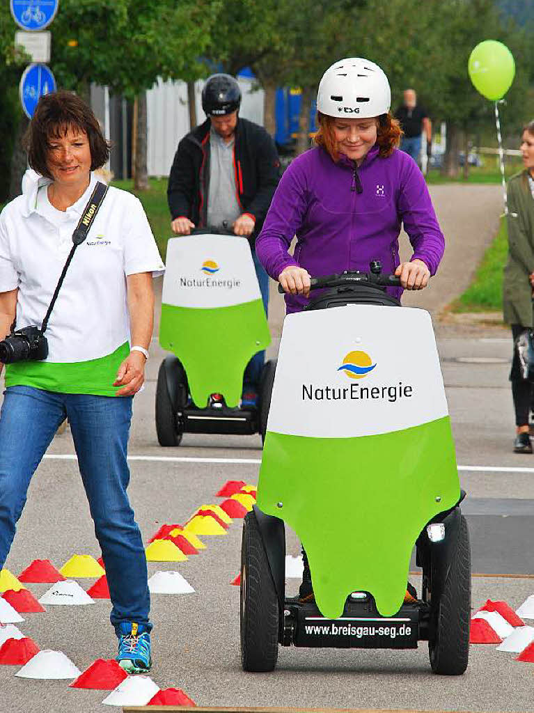 Das macht Spa:  Segway fahren, whrend  andere zu Fu unterwegs sind.