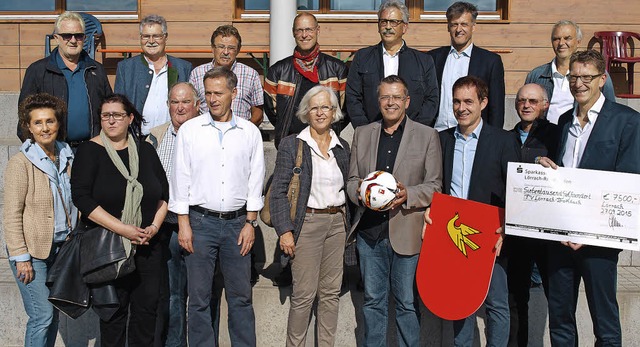 Mannschaftsfoto der Ehrengste bei der...udes bei den Fuballpltzen im Grtt.   | Foto: Paul Schleer