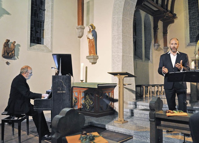 Lieven Bayens am Klavier (links) und K...um in der Agatha Kapelle in Rotzingen.  | Foto: Sandhya Hasswani