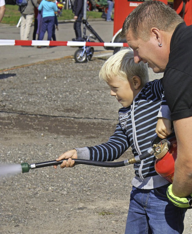 Das Spritzen mit dem Feuerwehrschlauch machte viel Spa.  | Foto: Werner Probst