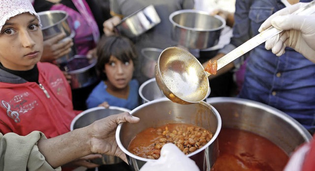 Hilfe fr Syrer: Essensausgabe in einem Flchtlingscamp in der Trkei   | Foto: DPA