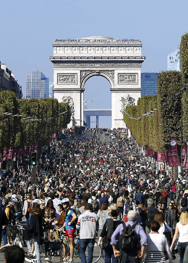 Ein Bummel ber die Champs-Elyses ohn...; das wollten viele Pariser genieen.   | Foto: dpa