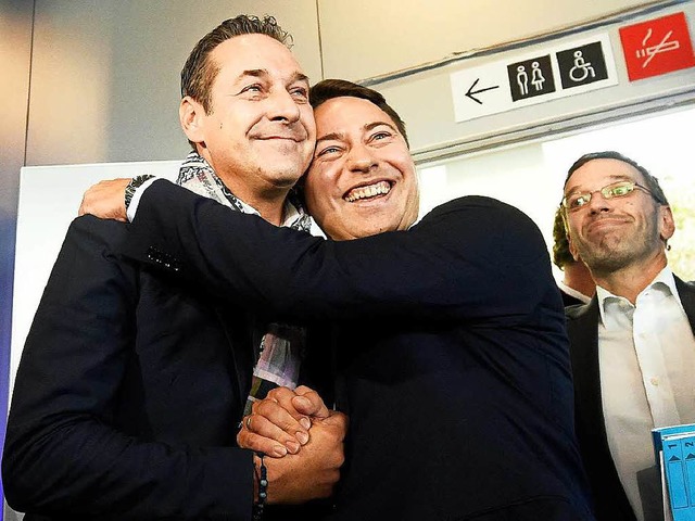 FP-Politiker freuen sich ber die Wah...r (rechts) und Heinz-Christian Strache  | Foto: dpa