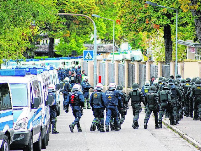 Mehr als 100 Einsatzkrfte der Polizei...isenstangen das gesamte Kasernenareal.  | Foto: Michael Pohl