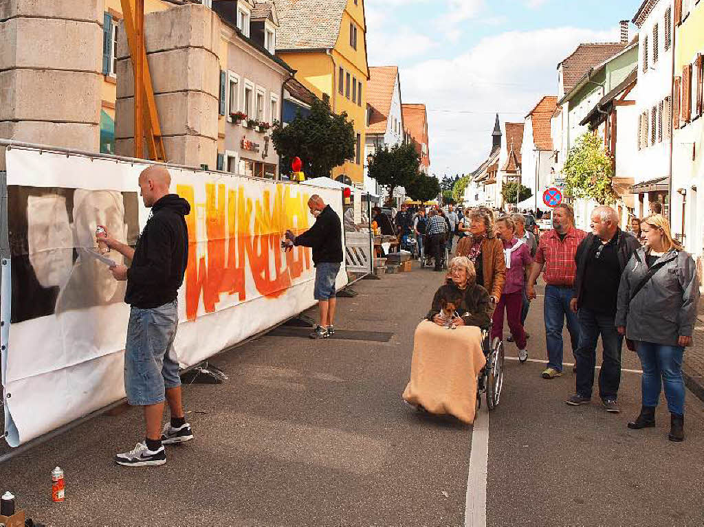 Die Graffity-Knstler Andreas Krmer, alias „Index“, und Sven Falkowski mit ihrem Beitrag zur Willkommenskultur.